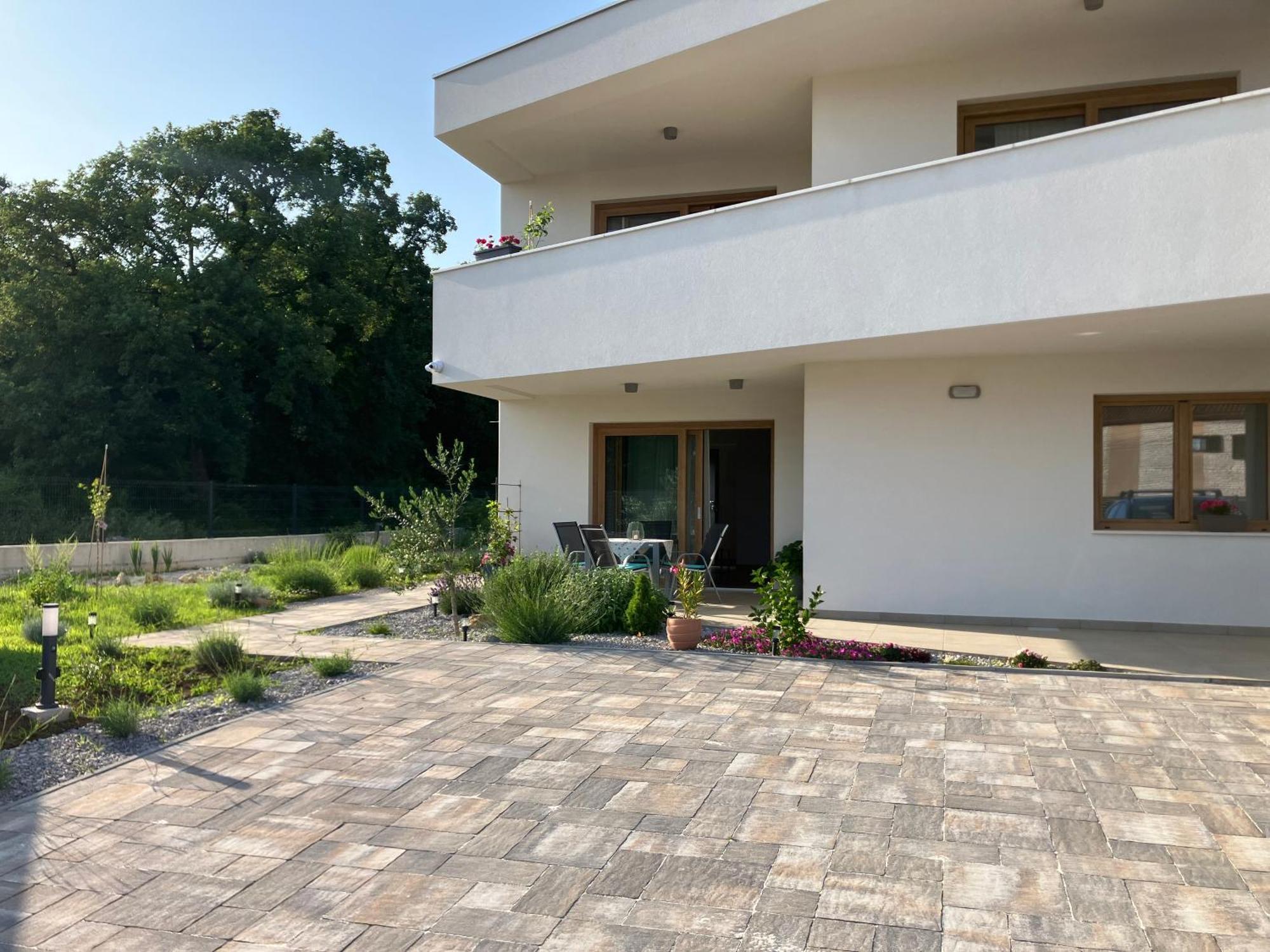 Oblica-beautiful New, Well Equipped